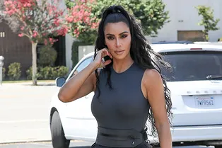 Каблуки, спортивные брюки и открытая спина: Ким Кардашьян в Лос-Анджелесе