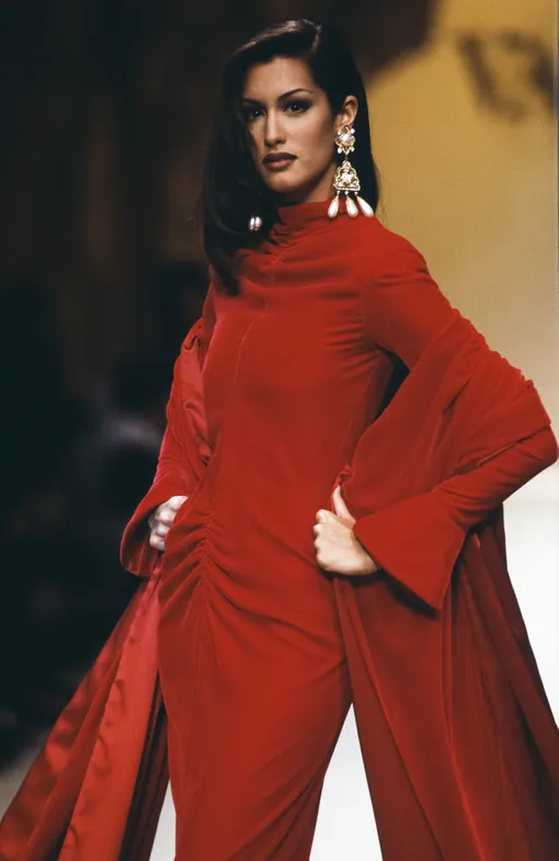 Ясмин Гоури на показе Valentino Ready-To-Wear осень-зима 1992