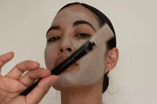 Сушит или очищает: как использовать косметику с глиной и зачем