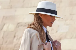 Парка Zara и «диктаторский» костюм: 7 самых знаковых образов Мелании Трамп