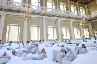 Дизайнер Анья Хиндмарч устроила перформанс с батутом в виде облака, чтобы презентовать свою новую коллекцию