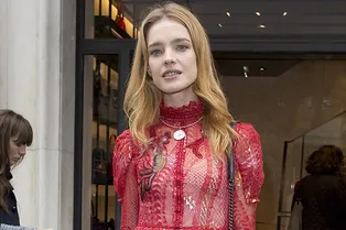 Алое кружево и блестящие луноходы: такие разные и все-таки вместе — на Наталье Водяновой