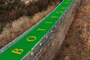 Bottega Veneta превратили Великую Китайскую стену в огромный рекламный щит и оставили на ней послание