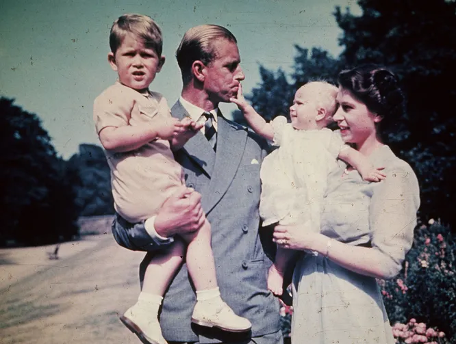 Королева Елизавета с принцем Филиппом и их детьми - принцем Чарльзом и принцессой Анной, август 1951 года