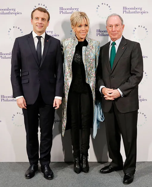 Брижит Макрон в камзоле Louis Vuitton Брижит Макрон в камзоле Louis Vuitton
