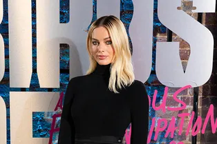 Марго Робби знает, как носить черную водолазку, чтобы не выглядеть скучно