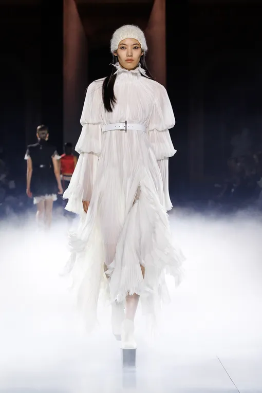 Alexander McQueen весна-лето 2025 Alexander McQueen весна-лето 2025