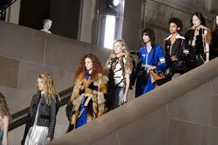 Главный экспонат: шерстяной деним на показе коллекции Louis Vuitton в Лувре Главный экспонат: шерстяной деним на показе коллекции Louis Vuitton в Лувре