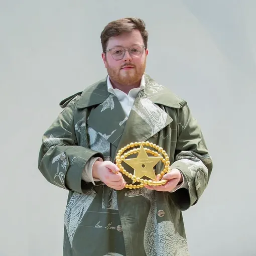 Стивен Стоки-Дэйли с наградой LVMH Prize Стивен Стоки-Дэйли с наградой LVMH Prize