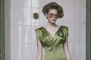 Платья аристократок, забавные свитшоты и женственные юбки Alena Akhmadullina