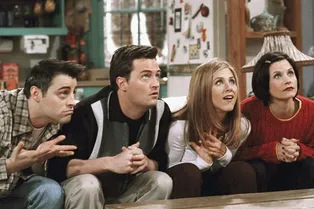 Видео дня: самые смешные неудачные дубли со съемок сериала «Друзья»