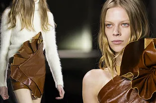 Что общего у классического вестерна и глэм-рока: новая коллекция Saint Laurent Что общего у классического вестерна и глэм-рока: новая коллекция Saint Laurent