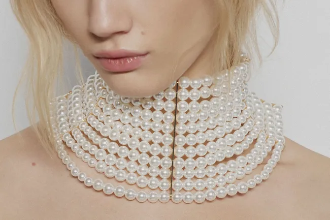 Всего одно украшение превратит базовый образ — в праздничный