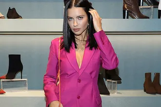 Адриана Лима надела блестящие мини-шорты под соблазнительное платье-пиджак цвета фуксии