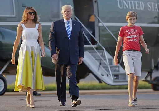 Мелания и Дональд Трамп с сыном Бэрроном (этот образ мальчика подвергся критике)