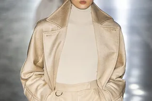 Как составить бежевый тотал-лук: 9 наглядных примеров с мировых подиумов