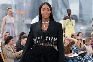 Небо, Alexander McQueen, девушка: женственность и панк в новой коллекции Сары Бертон