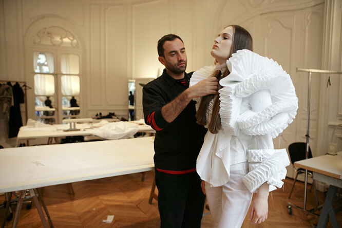 Риккардо Тиши в своей студии на авеню Георга V в Париже перед показом кутюрной коллекции Givenchy весна-лето 2008