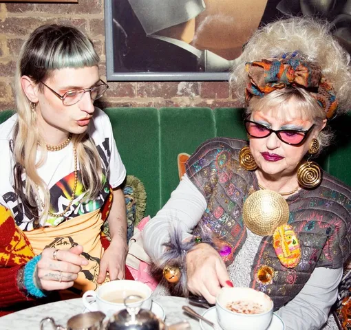 Мэтти Бован со своей мамой Плам, которая создает украшения для его бренда
