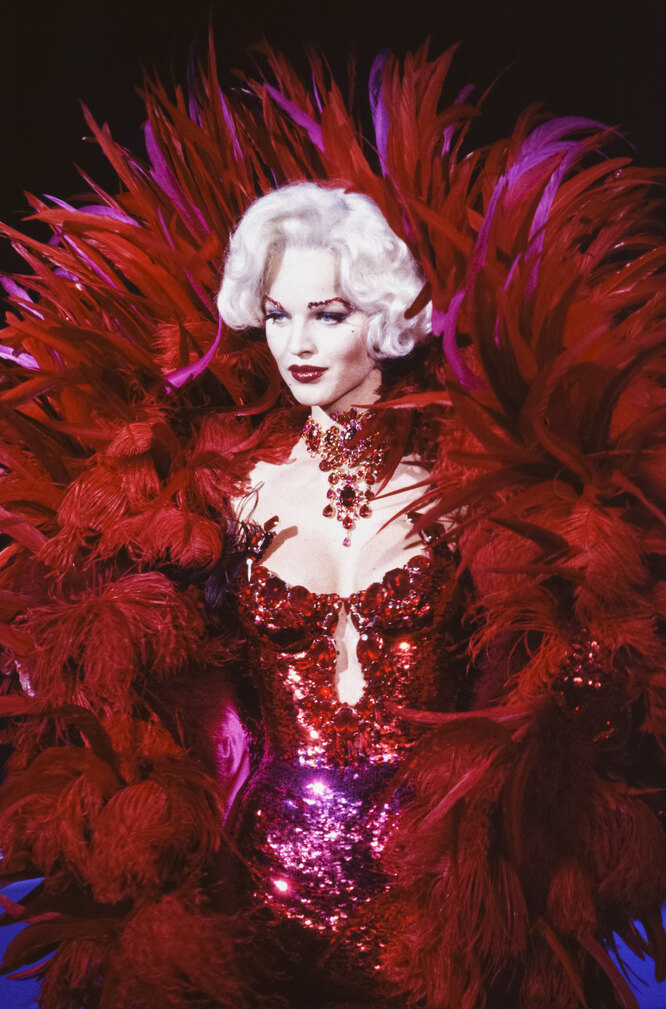 Ева Герцигова на показе Thierry Mugler Haute Couture осень-зима 1995/96 Ева Герцигова на показе Thierry Mugler Haute Couture осень-зима 1995/96