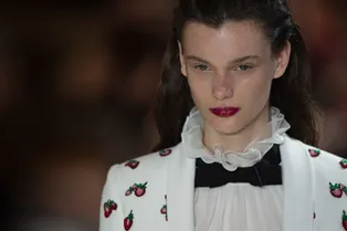 Земляничная поляна: легинсы Nike и клубничные манишки на шоу Giambattista Valli Земляничная поляна: легинсы Nike и клубничные манишки на шоу Giambattista Valli