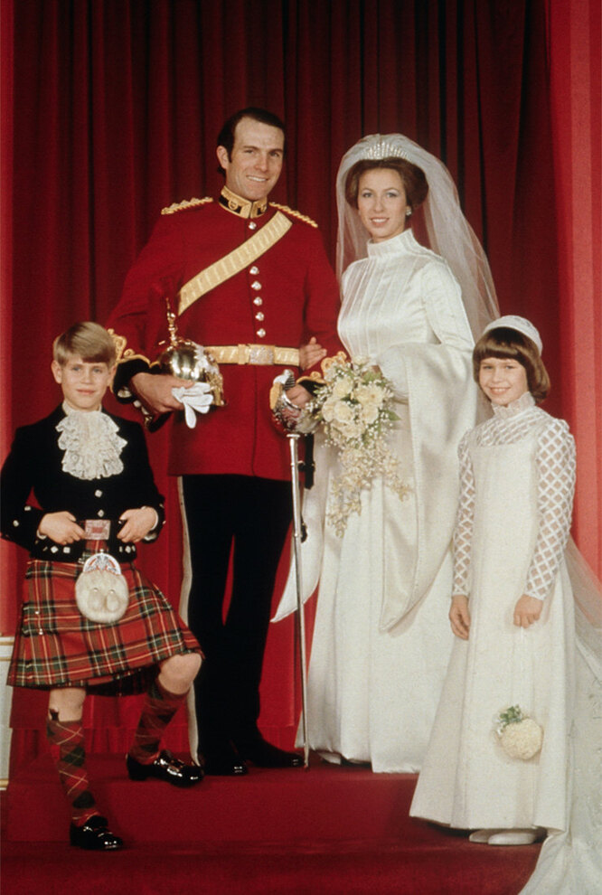Принцесса Анна в день своей свадьбы с Марком Филлипсом, своим младшим братом принцем Эдвардом и кузиной леди Сарой Армстронг-Джонс, 1973 год
