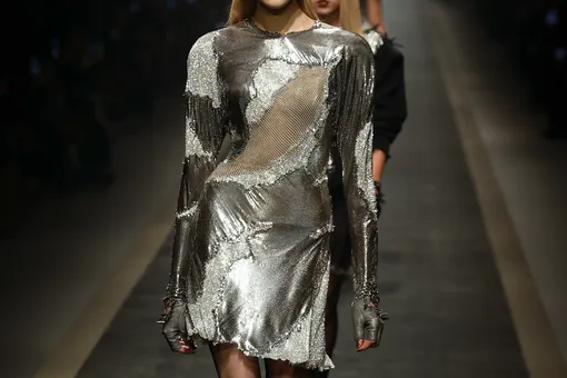 Не только база: платье-кольчуга — самый эффектный тренд сезона