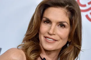 Джинсы клеш — выбор супермоделей: любимый стройнящий силуэт Синди Кроуфорд