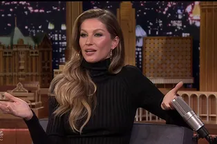 Жизель Бундхен в самой практичной и модной вещи сезона — трикотажном платье-свитере