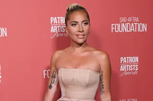 Сама женственность: Леди Гага в нежном платье Christian Dior на церемонии Artists Awards 2018