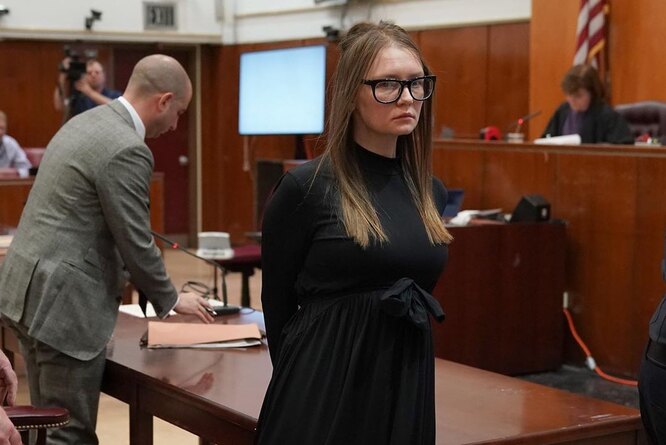 Анна Делви-Сорокина в зале судебного заседания