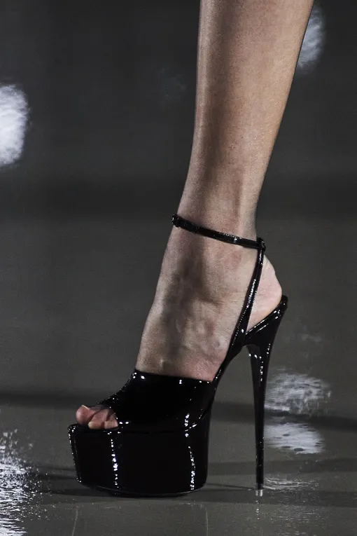 Saint Laurent весна-лето 2022