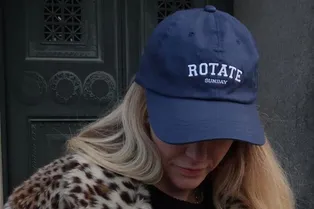 Как носить самый модный головной убор весны 2021 — бейсболку