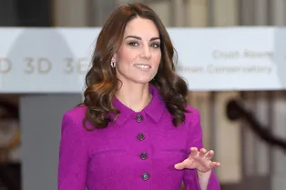 Неожиданно «дорогой» образ Кейт Миддлтон: герцогиня подчеркнула талию ярким костюмом Oscar de la Renta