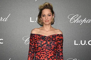 Назад в 80-е: Марион Котийяр в красном леопардовом комбинезоне на вечере Chopard