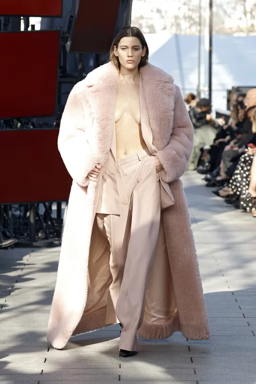 Stella McCartney осень-зима 2024/25 Stella McCartney осень-зима 2024/25