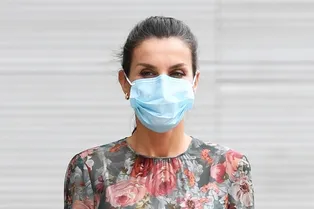 Королева Летиция так любит это платье Zara, что вот уже три года выходит в нем в свет Королева Летиция так любит это платье Zara, что вот уже три года выходит в нем в свет
