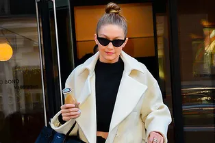 Белый верх, черный низ: Джиджи Хадид в идеальном белоснежном пальто в Нью-Йорке