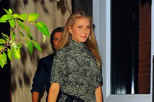 Гвинет Пэлтроу в идеальных туфлях для межсезонья на свидании с мужем