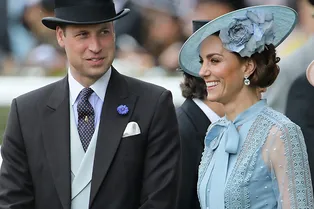 Сама нежность: Кейт Миддлтон в голубом костюме Elie Saab на церемонии открытия скачек Royal Ascot