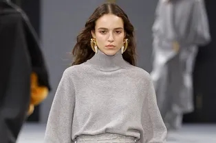 Где купить уютный серый свитер на зиму 2025/26 Где купить уютный серый свитер на зиму 2025/26