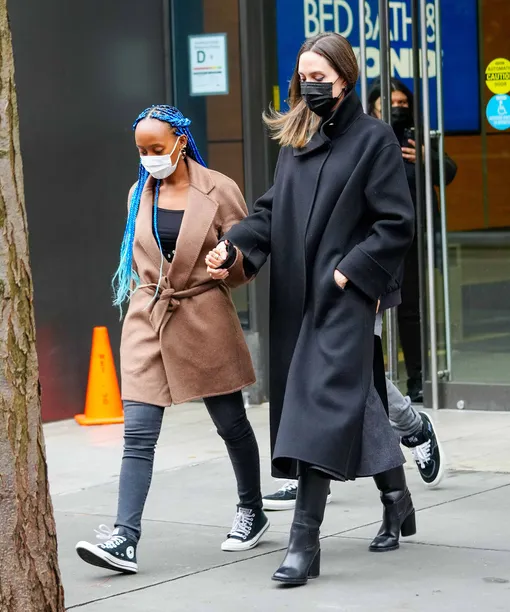 Анджелина Джоли с дочерью Захарой Анджелина Джоли с дочерью Захарой