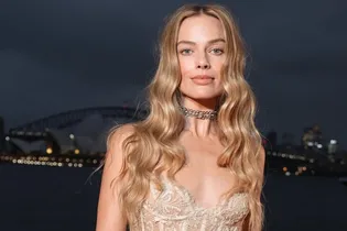 Алмаз Элизабет Тейлор и браслет из волос Бронте: рассматриваем образы Марго Робби в промо-туре «Грозового перевала»