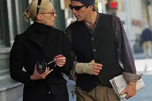 «Синие джинсы + черное пальто» — формула безупречного осеннего образа