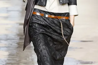 Модный минимум: какую кожаную юбку купить на весну-2026