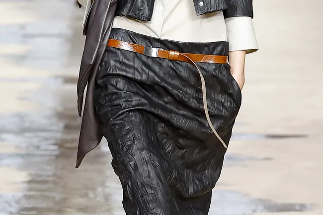 Модный минимум: какую кожаную юбку купить на весну-2026