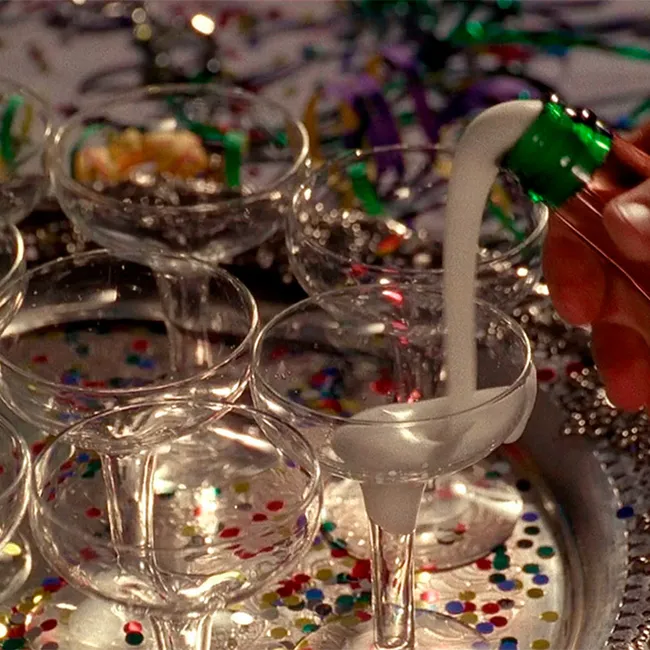 Как правильно выбрать шампанское к новогодней ночи и из чего его пить?