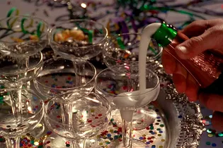 Как правильно выбрать шампанское к новогодней ночи и из чего его пить?