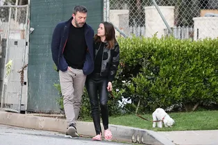 Коронавирус? Нет, не слышали: Бен Аффлек без смущения целует Ану де Армас на прогулке