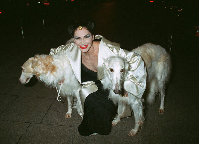 Муна Аюб на вечеринке «Christian Dior» в отеле Ritz в Париже, 2002 год